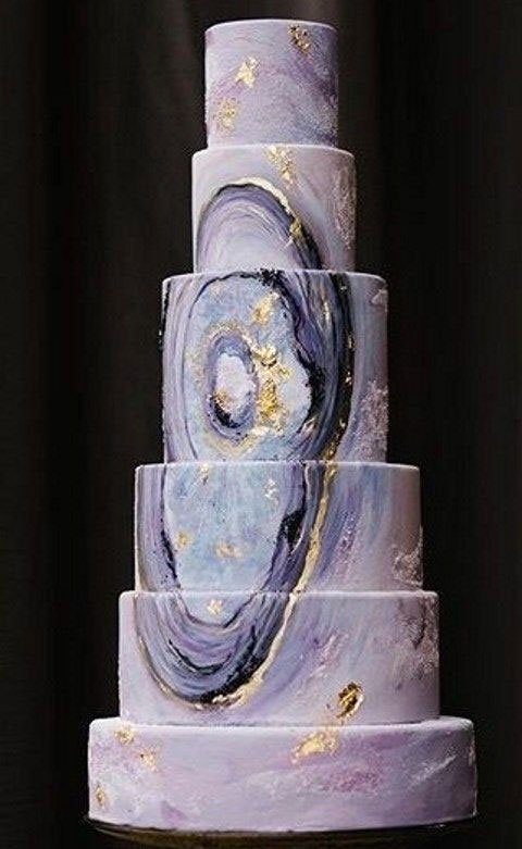gateau de mariage artistique violet avec geode